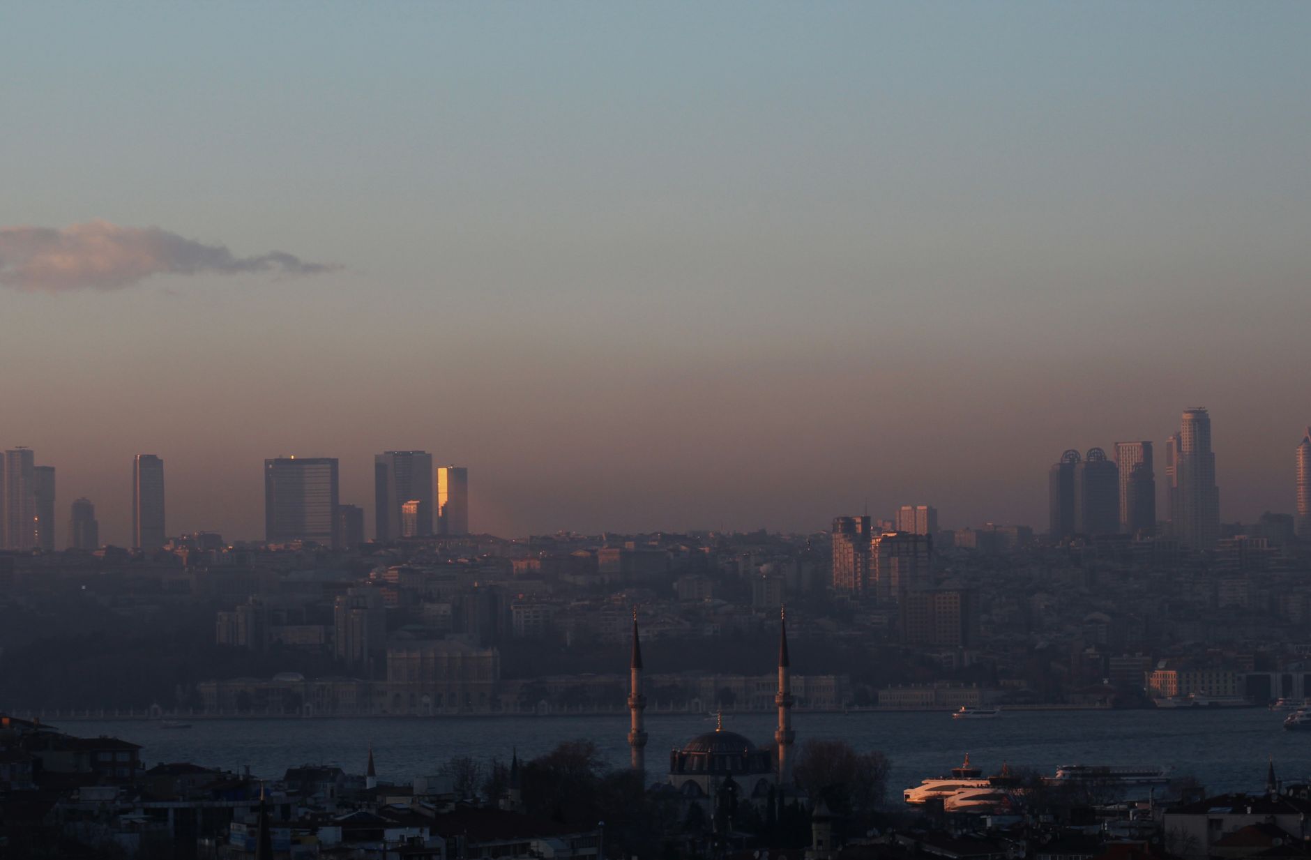 Alacakaranlıkta İstanbul camii ve nehir kıyısı panoraması