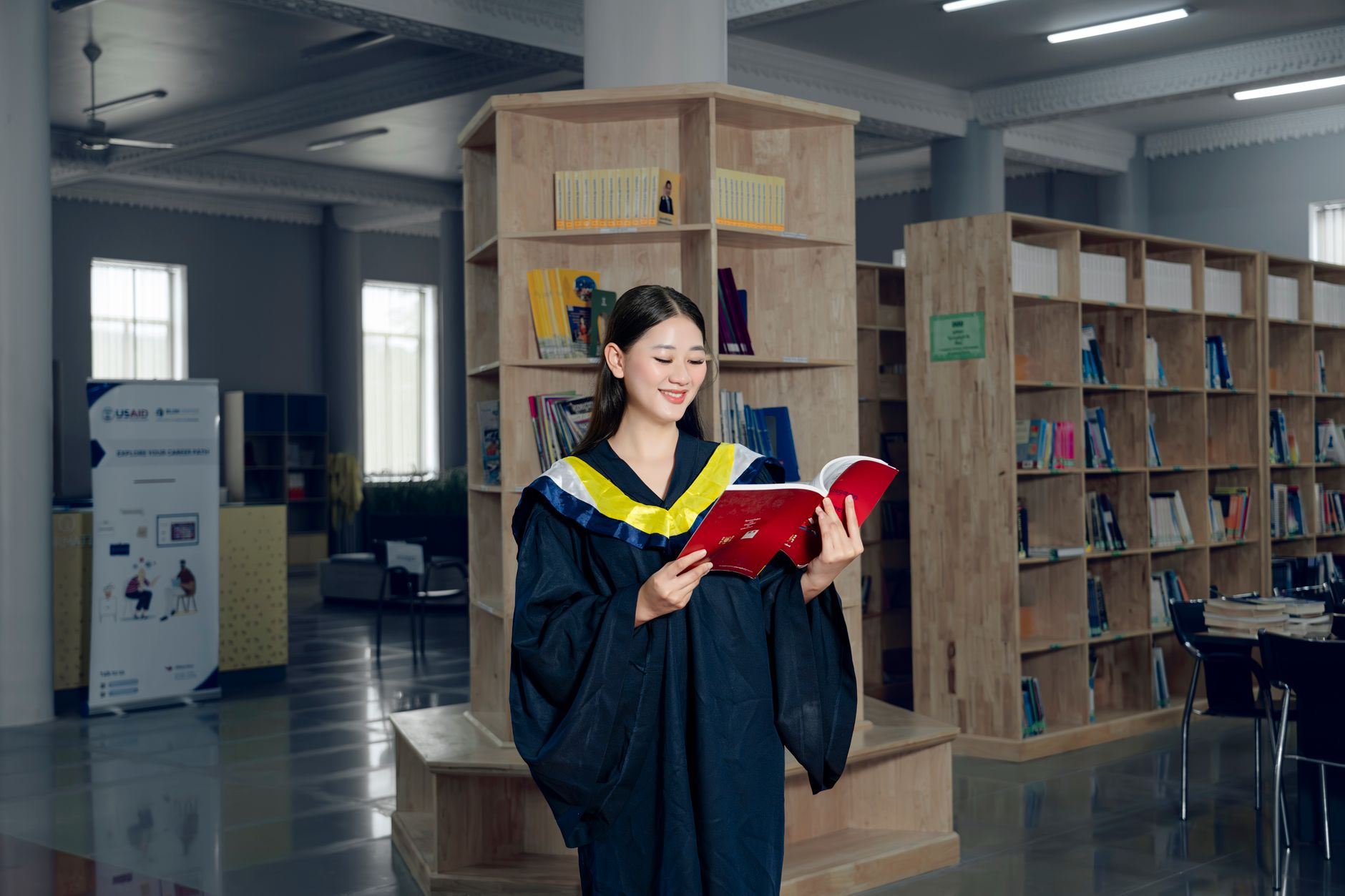 Kütüphanede akademik kaynak araştıran doktora öğrencisi