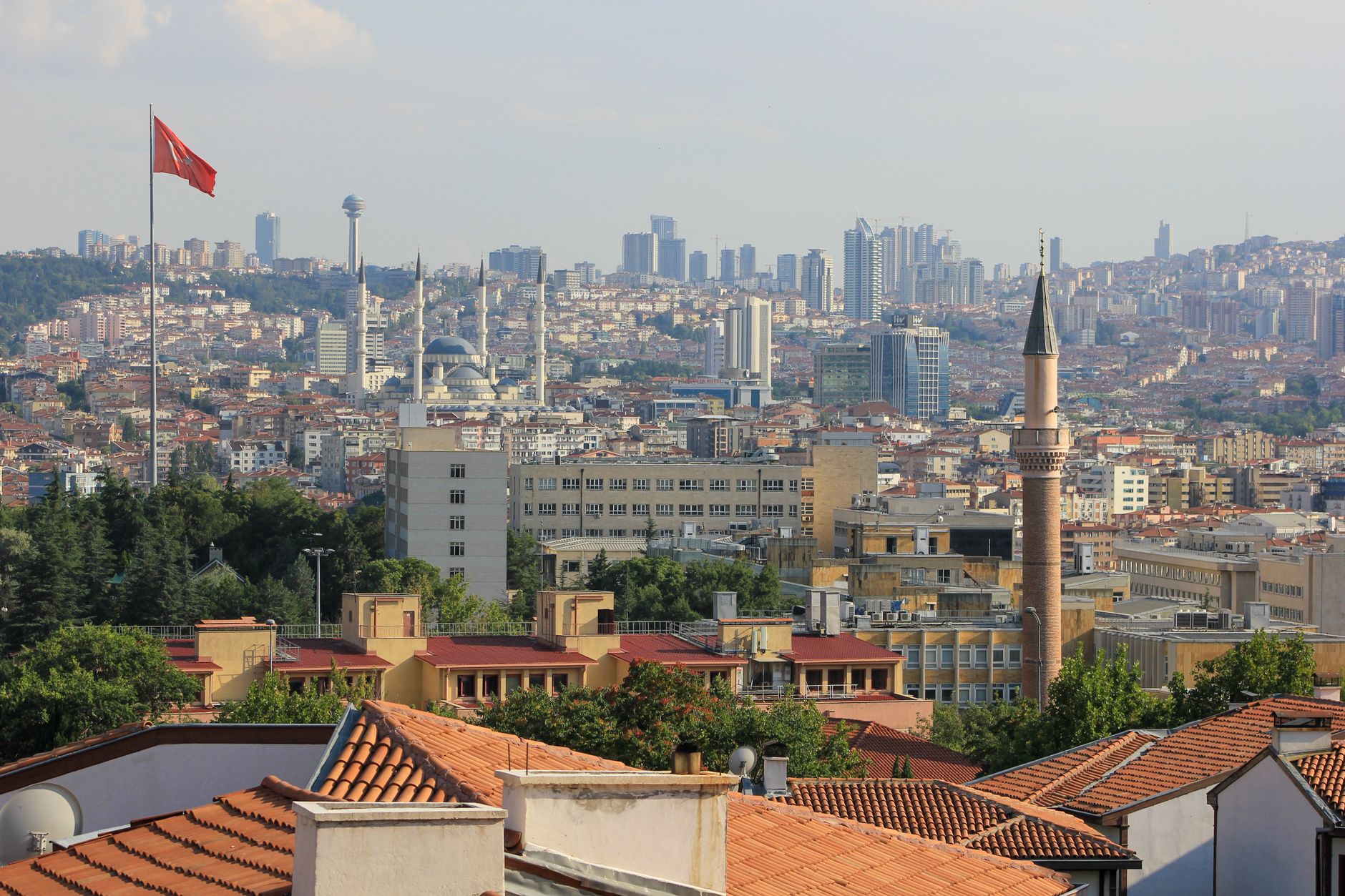 Kocatepe Camii ve Atakule ile Ankara şehir silüeti