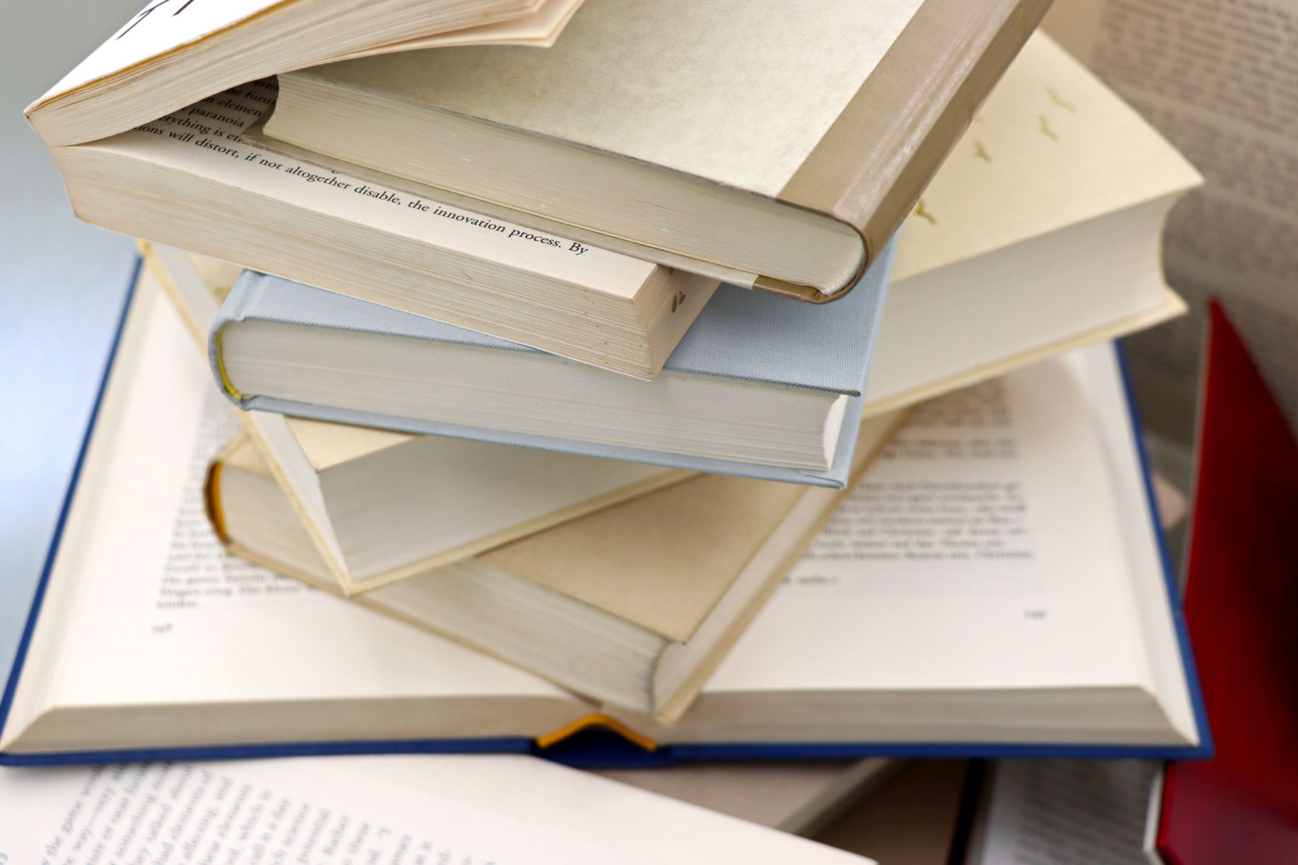 Turnitin benzerlik raporunu inceleyen öğrenci bilgisayar başında