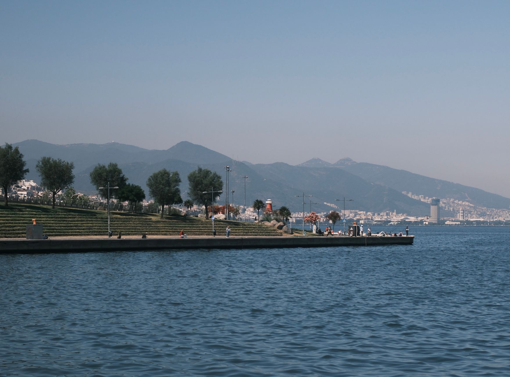 İzmir kordon ve dağ manzarası açık havada yaz günü