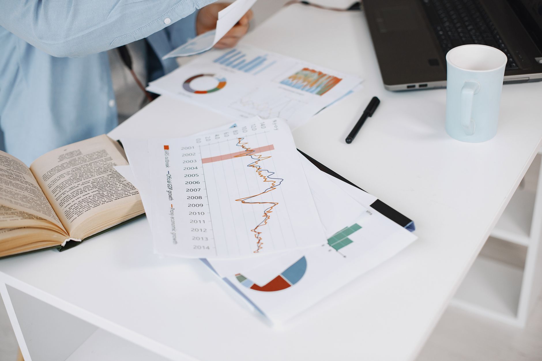 İstatistiksel verileri masada inceleyen araştırmacı