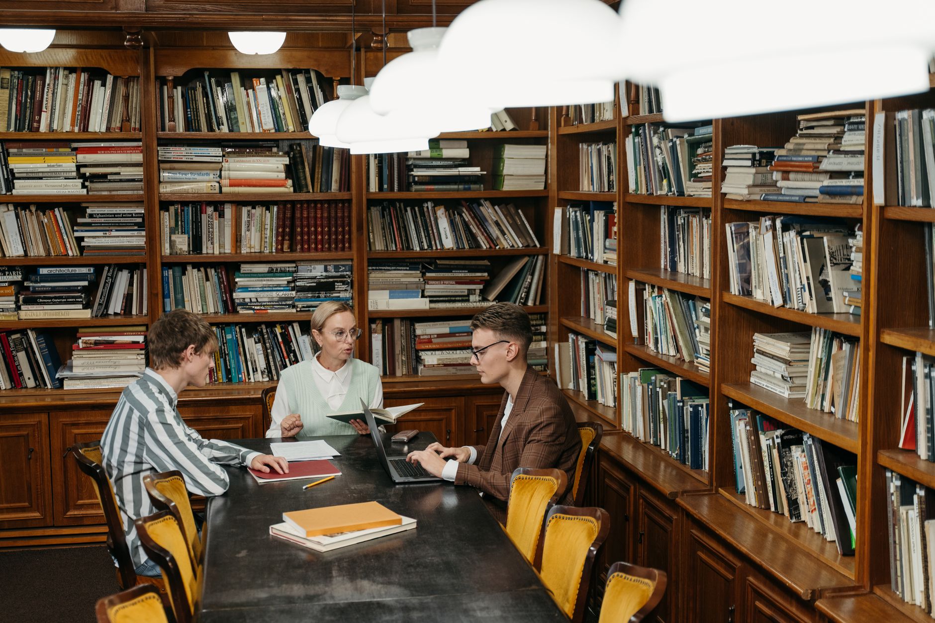 Akademik danışmanlık görüşmesi yapan öğrenci ve danışman