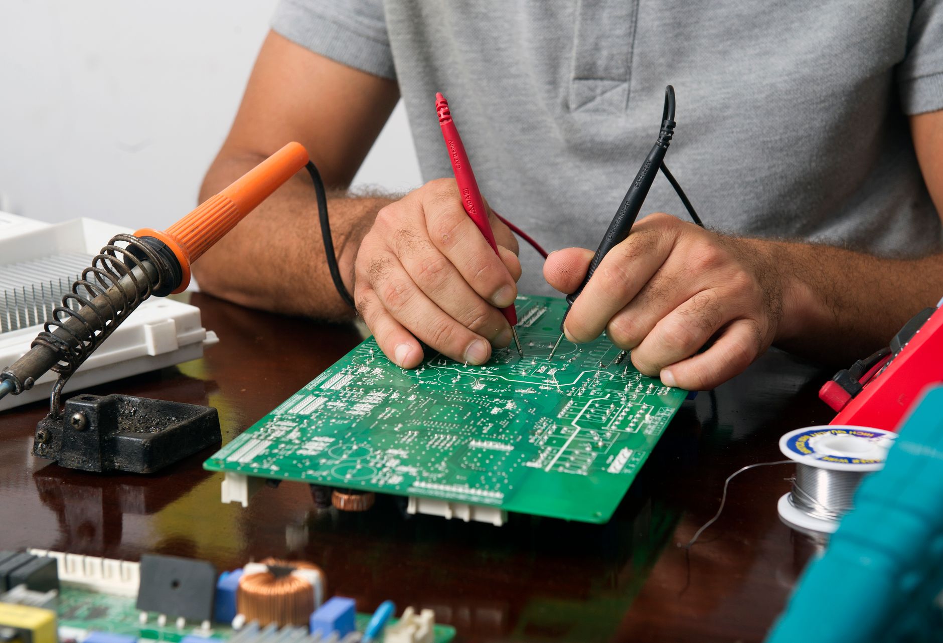 FPGA ve devre tasarımı üzerinde çalışan elektronik mühendisi