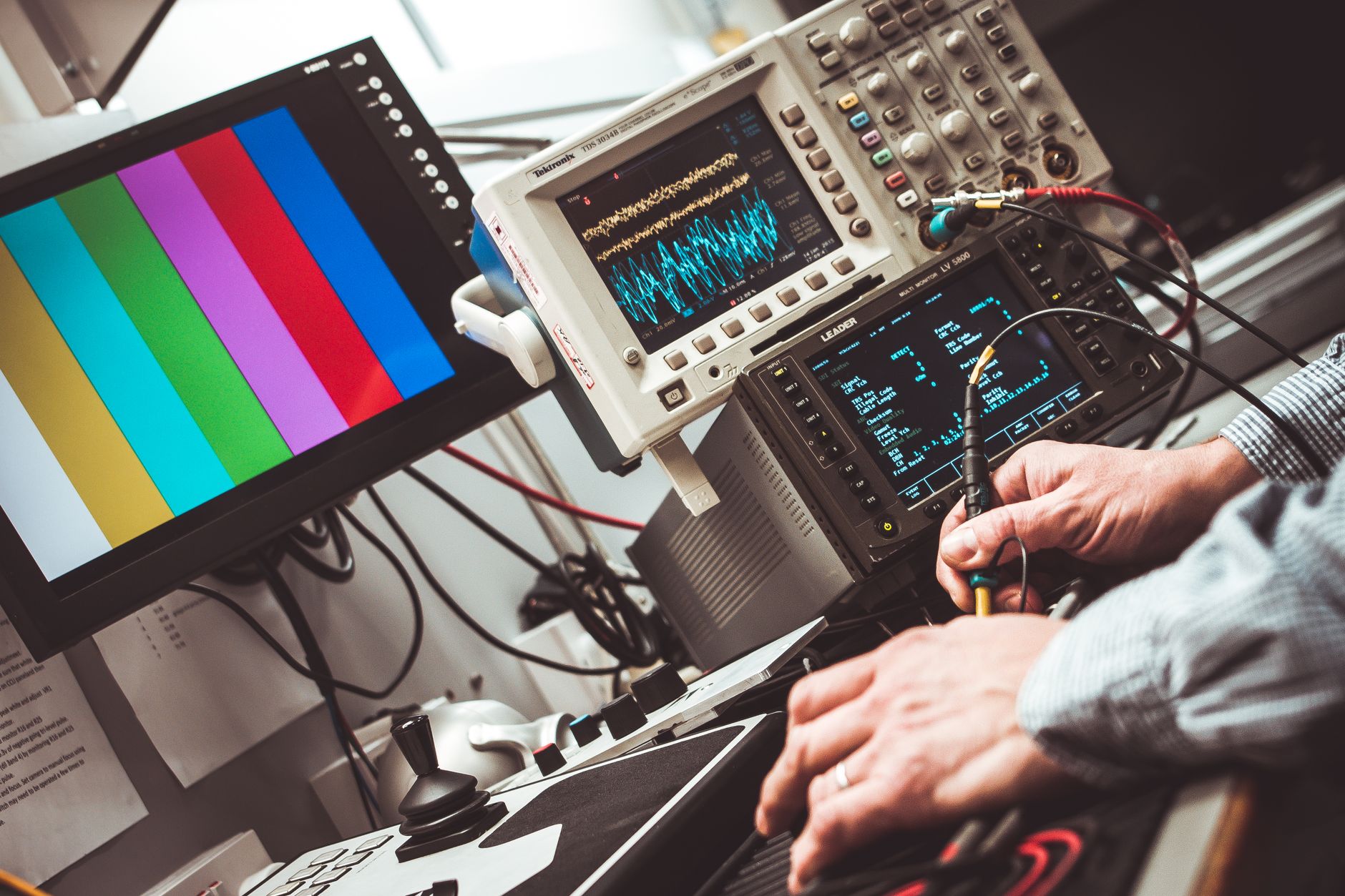 Elektronik mühendisliği için devre kartı test eden mühendis