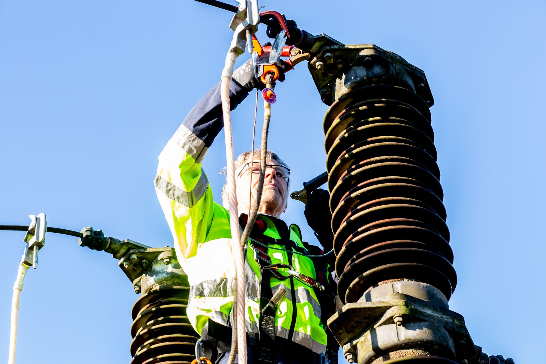 Elektrik sistemleri test eden mühendis