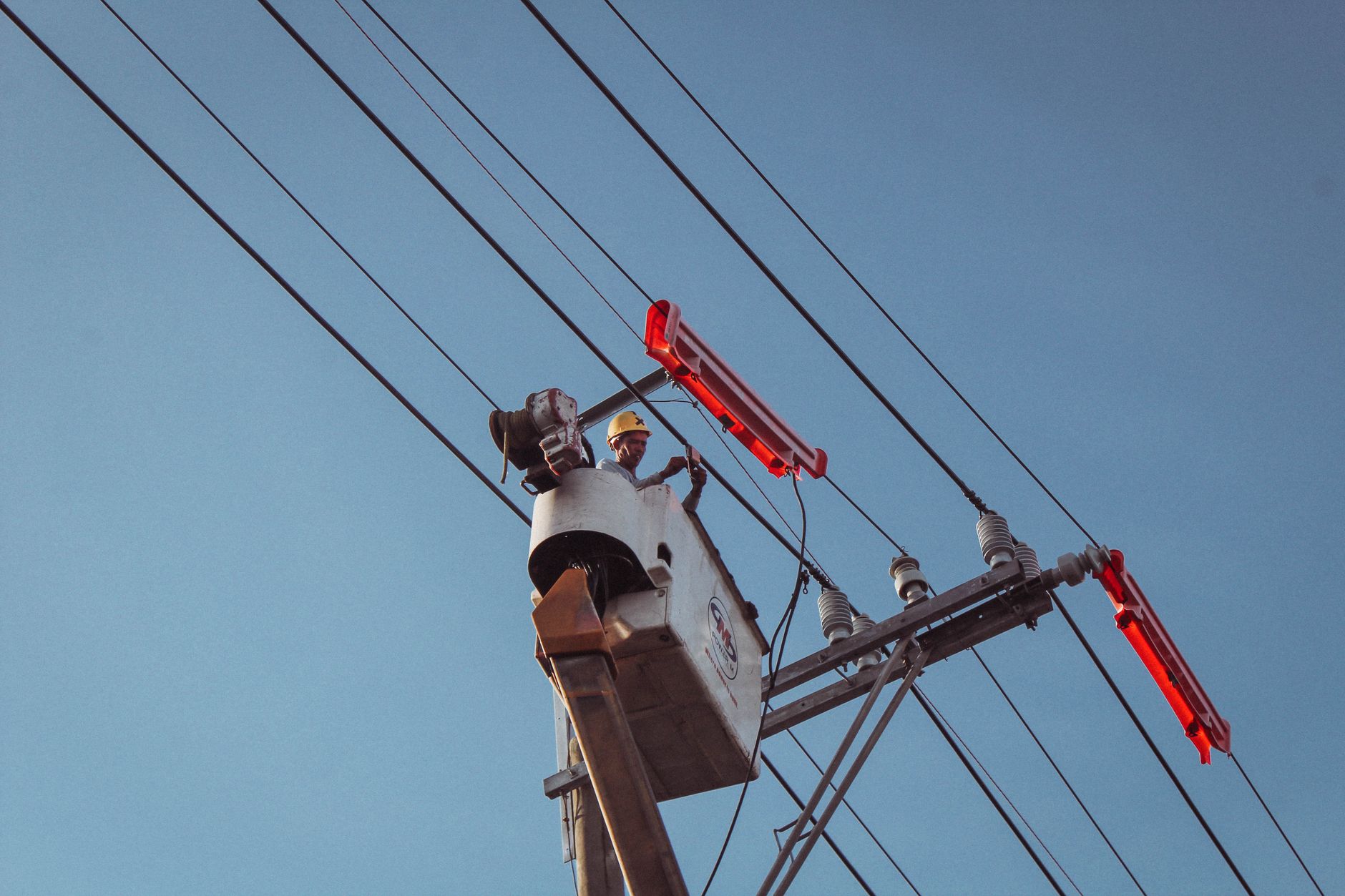 Elektrik mühendisliği için güç şebekesi üzerinde çalışan mühendis