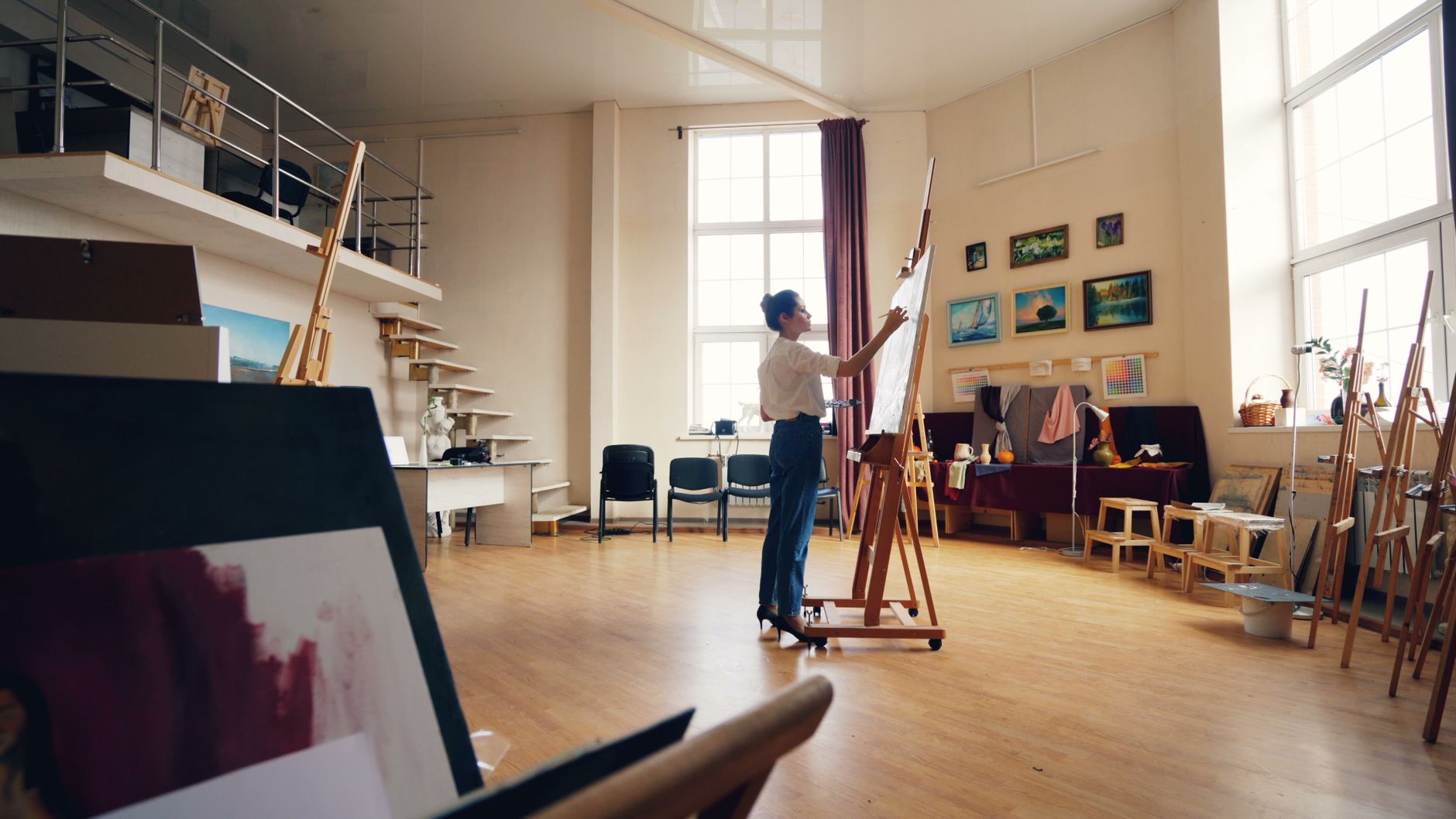 Sanat eseri analiz eden araştırmacı