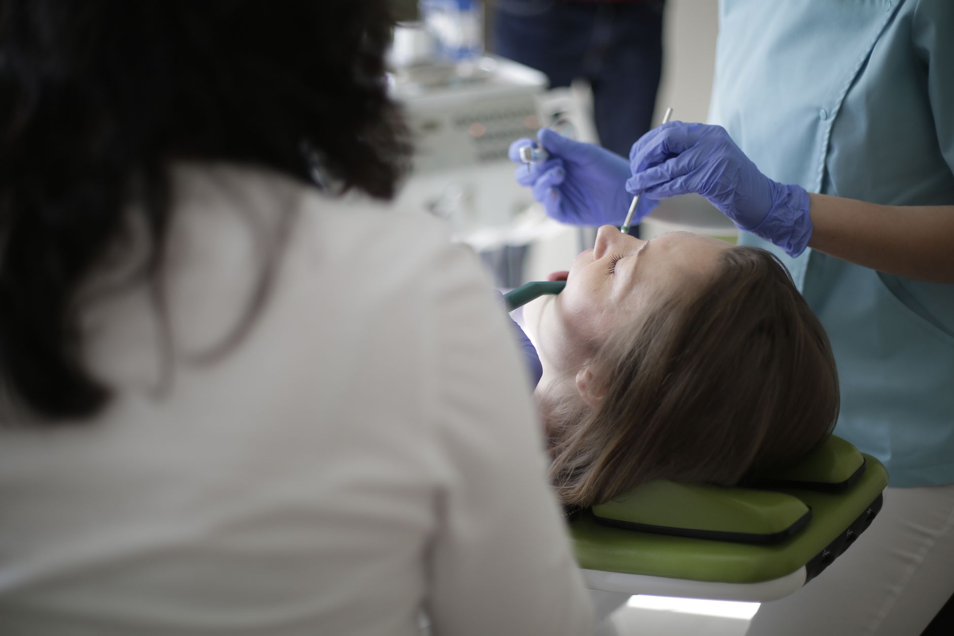 Diş hekimliği tezi için klinik değerlendirme yapan uzman