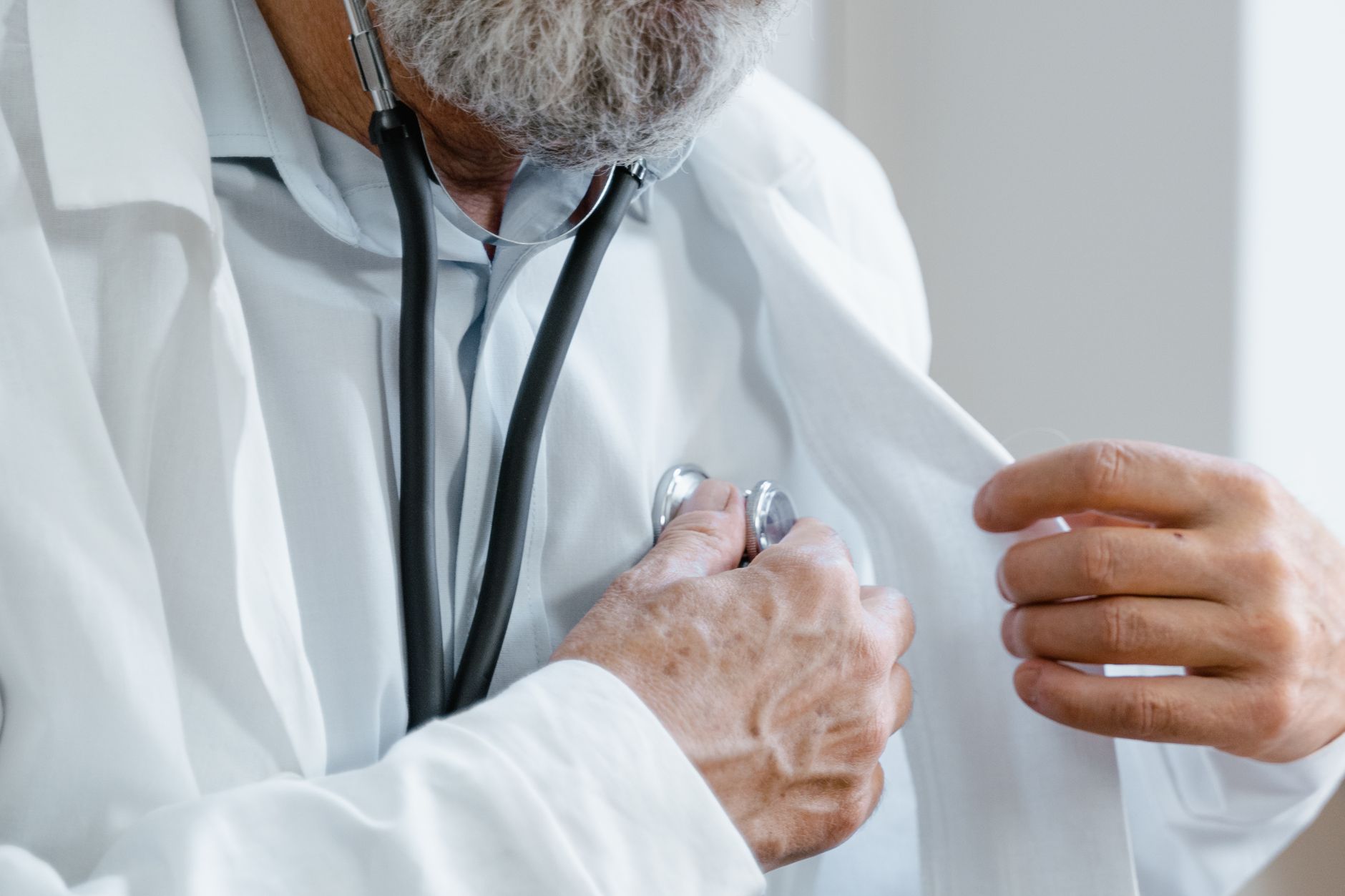 Klinik veri analizi yapan uzmanlık öğrencisi